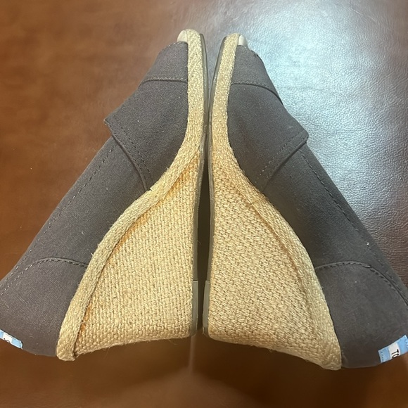 Tom’s Gray Wedge Sandals Perp Toe Size 7.5 - Picture 6 of 8